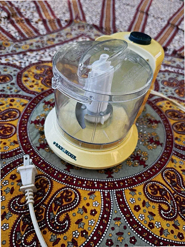 BLACK+DECKER HC-01 Mini Food Processor Chopper 1/2 Cup w/ Bowl Lid Blade Beige