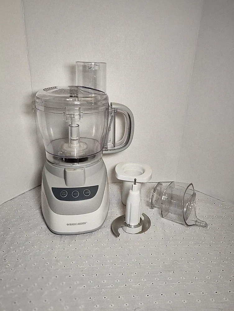 Black & Decker Power Pro Wide-Mouth FP2500 10-Cup Food Processor Working