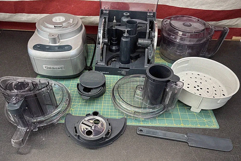 Cuisinart CFP-26SVPC 13 Cup Food Processor Complete Set Tested Works Used Clean