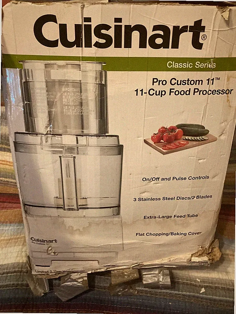 Cuisinart Custom Pro 11 Cup Food Processor Model DLC-8S Complete Box is Trashed
