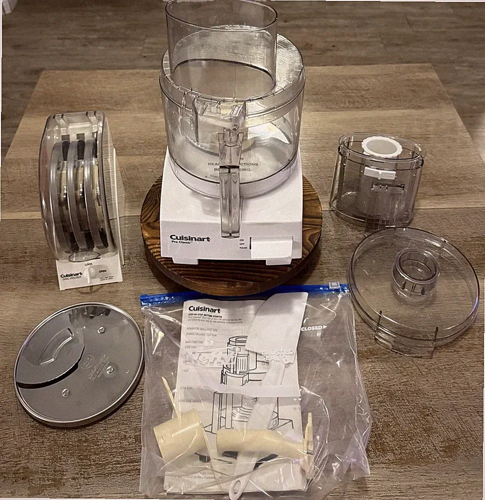 Cuisinart ~ Pro Classic 7 Cup Food Processor ~ DLC-10S ~ Complete W/ Accessories