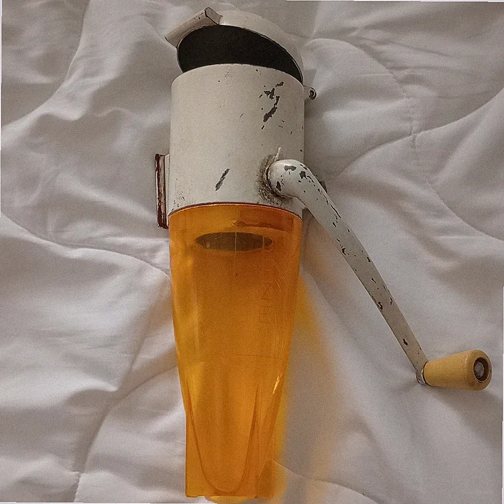 Dazey 160 Manual Handheld Food Chopper w/ Amber 1-Cup Container