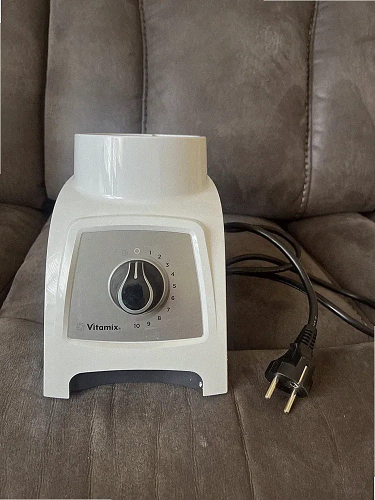 International Plug Vitamix S30 Personal 10-speed Blender VM0181 New!!!