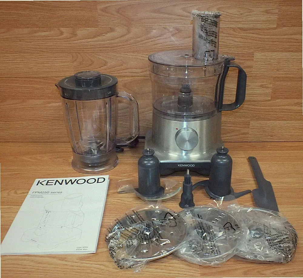 Kenwood (FPM250) MultiPro Compact 400W 5 Cup Food Processor Bundle **READ**