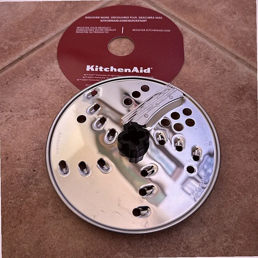 food processor with reversible slicing disc