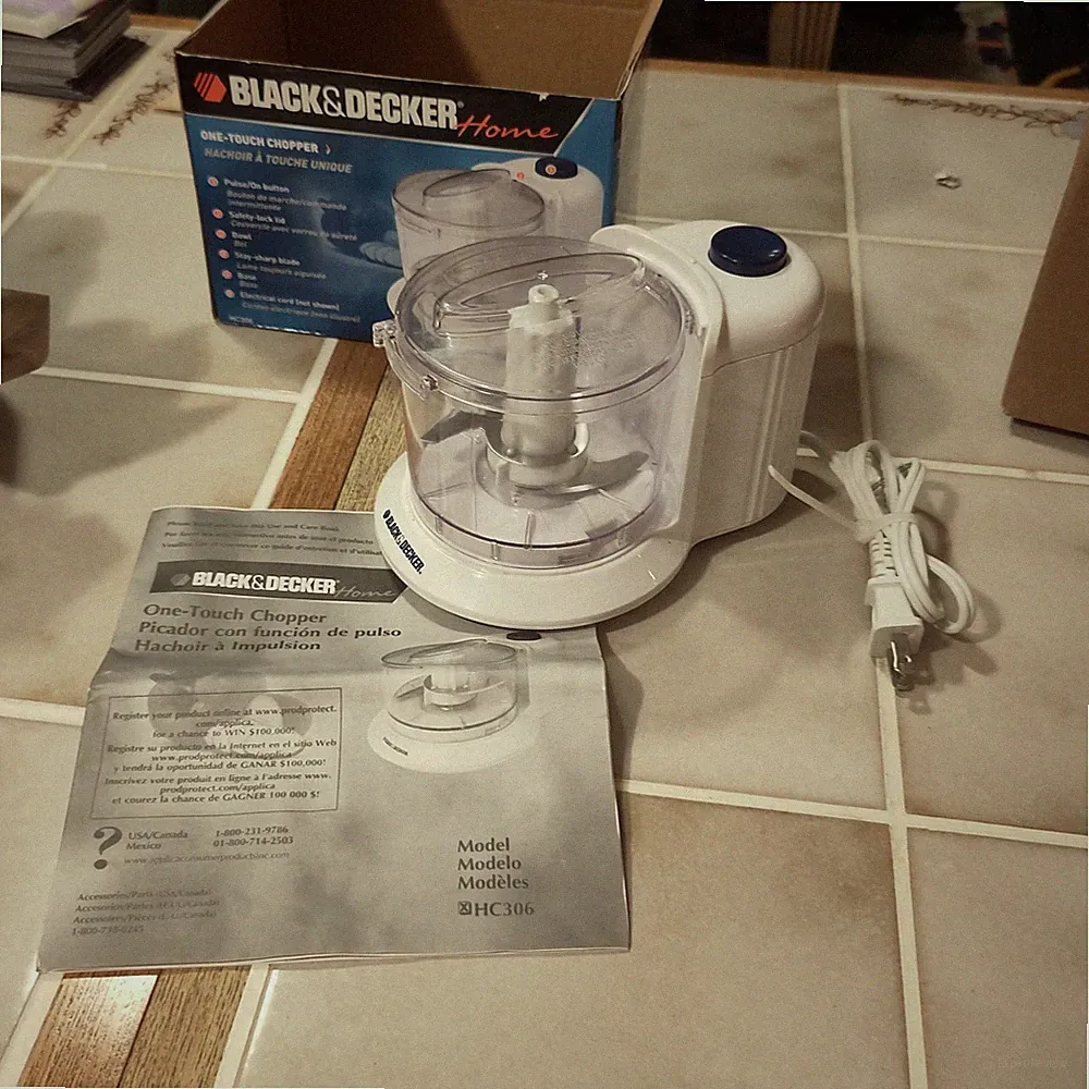 Mini Food Processor • Black and Decker "One Touch Chopper" • HC306