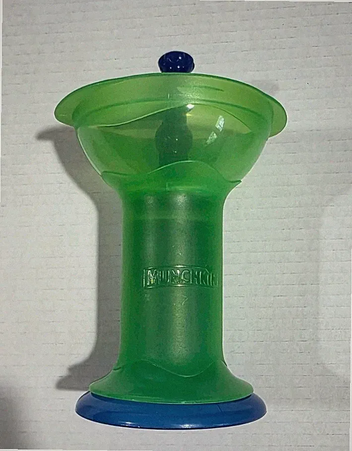Munchkin Fresh Food Grinder, Turn cooked food into baby puree, Green/Blue