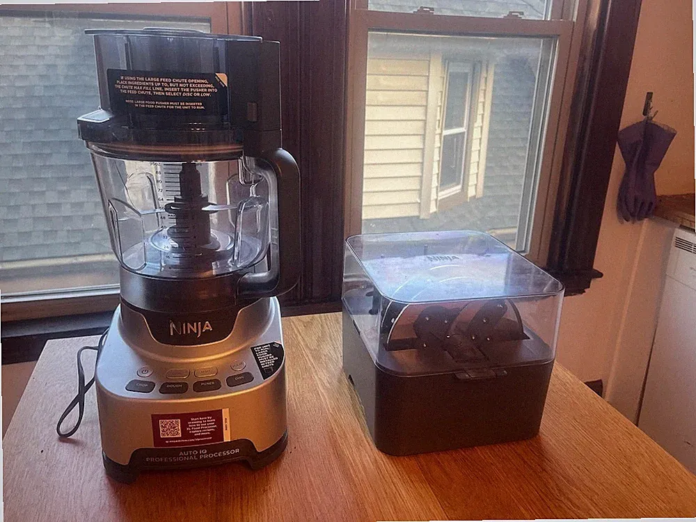 Ninja Professional XL Food Processor, NF700 with lots of accessories