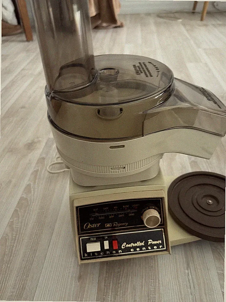 ORIGINAL OSTER KITCHEN CENTER REGENCY OFF-WHITE FOOD PROCESSOR &PITCHER Look