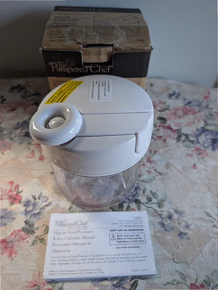Pampered Chef 2581 Manual Food Processor Chopper Bowl Lid Blade w/ box