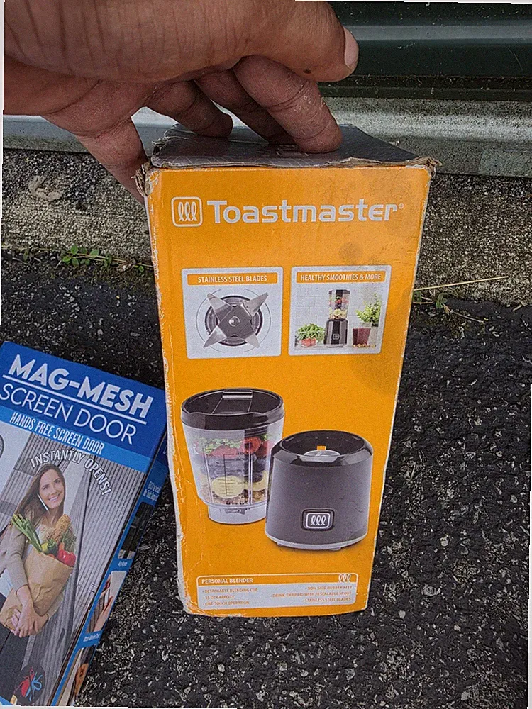 Toastmaster Personal Blender 15 oz Black One-Touch Operation w/ Lid & Blades