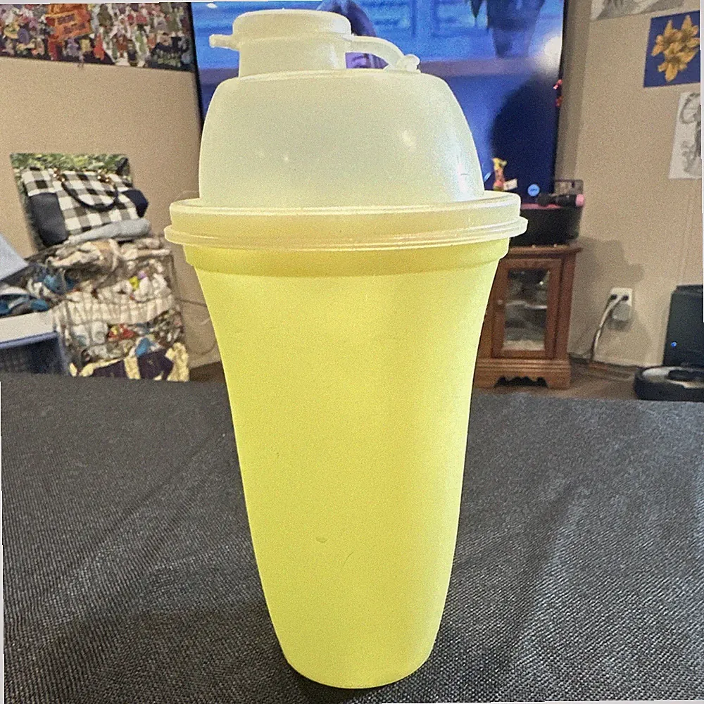 Tupperware Yellow blender with Snap Lid and blending Insert 844-3 845-I