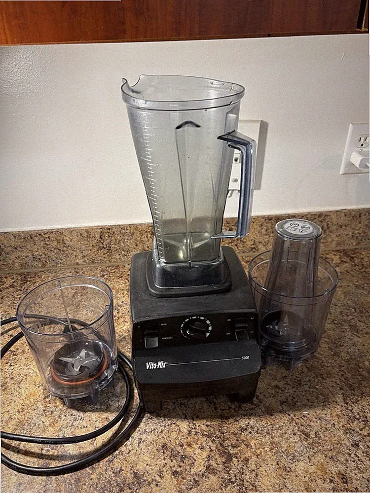 Vitamix 5000 Speed Blender W/64 oz Dry Grain And Mini Chopper Containers No Lid