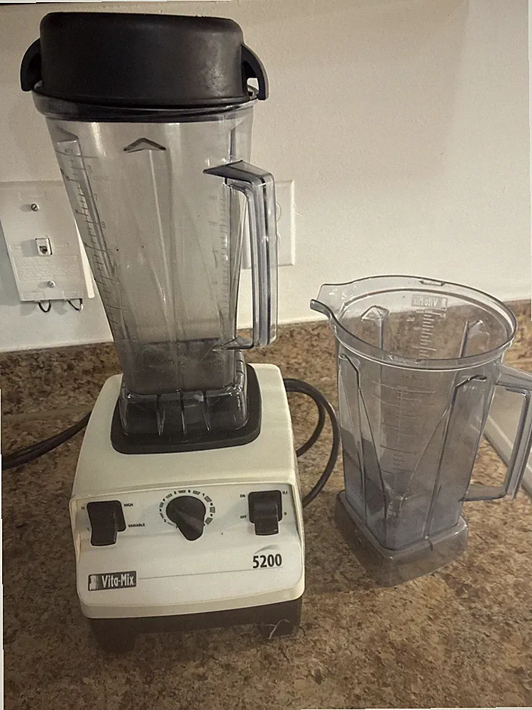 Vitamix 5200 Speed Blender With 2 -64 OZ Containers . One With Lid Missing Top