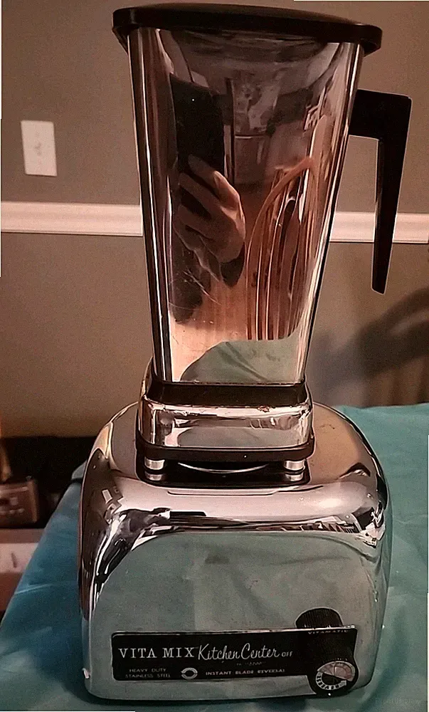 Vitamix Kitchen Center The 2200 VTG Stainless Steel Blender SS Pitcher WORKS