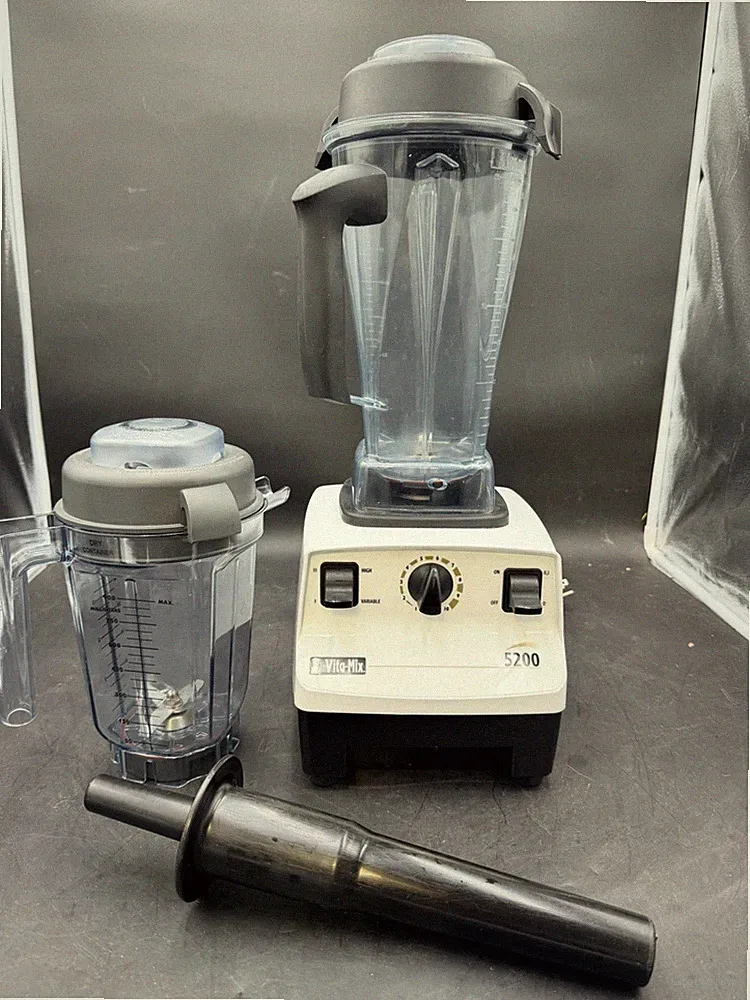 Vitamix Professional Series 5200 Blender with 64 oz & 32 Oz Container VM0103